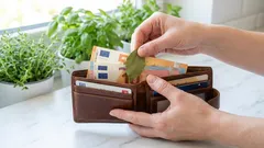 Liść laurowy w portfelu: stara babcina sztuczka, która wciąż działa