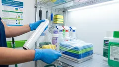 Jak zwykła plastikowa torba pomaga pozbyć się kurzu: sekret sprzątania