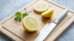 Nie kroić tych produktów na drewnianej desce — eksperci ostrzegają, że nie wytrzymają dłużej niż miesiąc