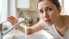 Cofanie się wody w baterii: czy można bezpiecznie pić ciepłą wodę z kranu z zimną wodą